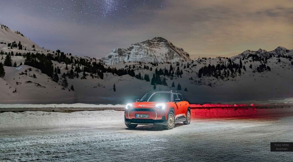 CO2-Emissionen & Verbrauch: MINI Aceman SE (WLTP kombiniert: Energieverbrauch: 14,8-14,0 kWh/100 km; CO2 Emissionen 0 g/km; CO2-Klasse: A)